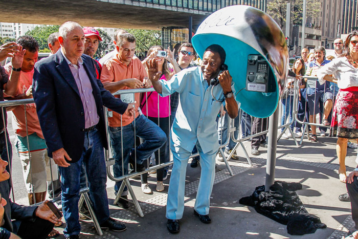 Pelé inagura orelhão customizado em sua homenagem na avenida Paulista