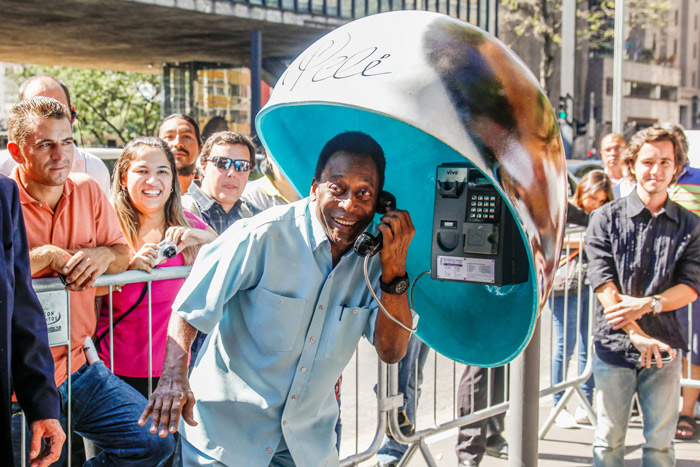 Pelé inagura orelhão customizado em sua homenagem na avenida Paulista