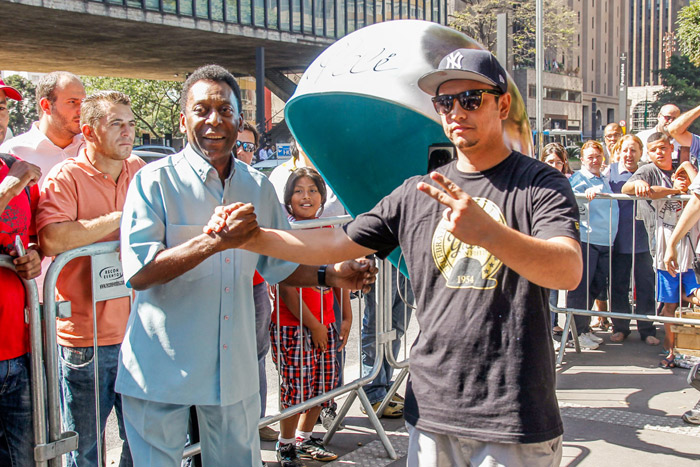 Pelé inagura orelhão customizado em sua homenagem na avenida Paulista