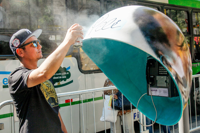 Pelé inagura orelhão customizado em sua homenagem na avenida Paulista