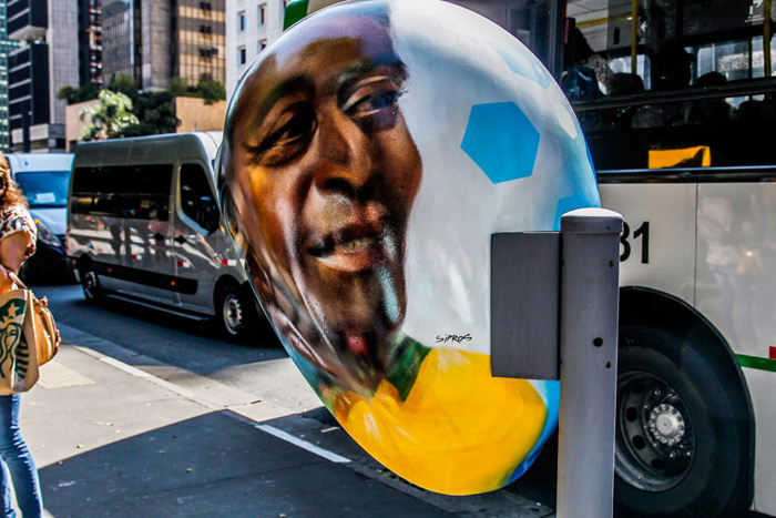 Pelé inagura orelhão customizado em sua homenagem na avenida Paulista