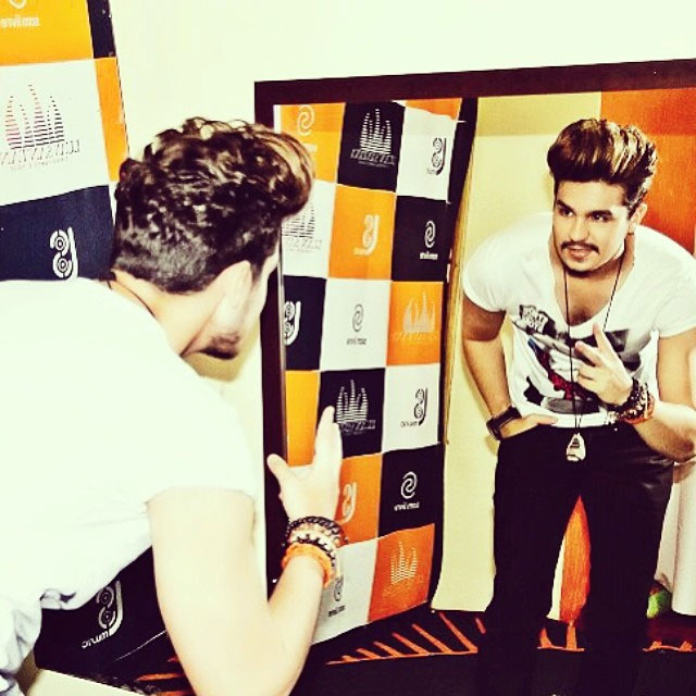  Luan Santana confere visual antes de subir no palco para show