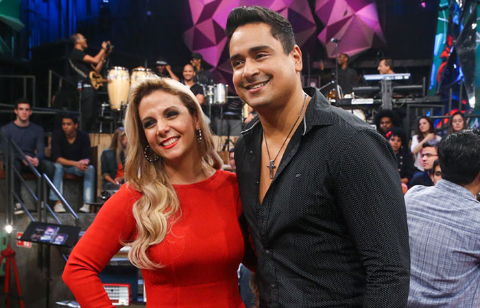 Carla Perez dança ao lado do marido em gravação de programa