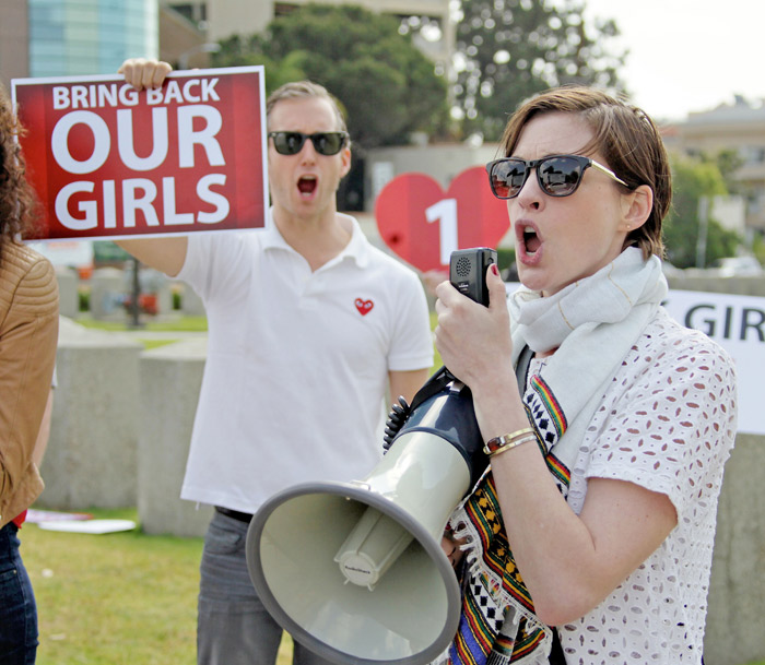 Anne Hathaway participa de protesto nas ruas de Los Angeles