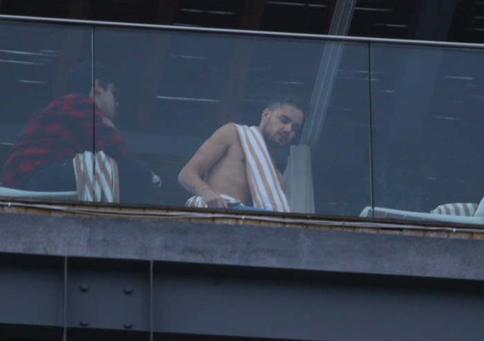 Liam Payne faz a alegria das fãs ao aparecer sem camisa