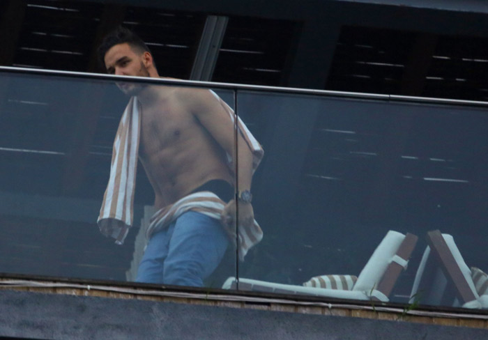 Liam Payne faz a alegria das fãs ao aparecer sem camisa