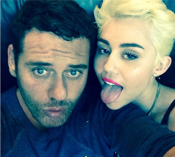 Miley Cyrus se diverte com o fotógrafo Mert Alas depois de show em Londres