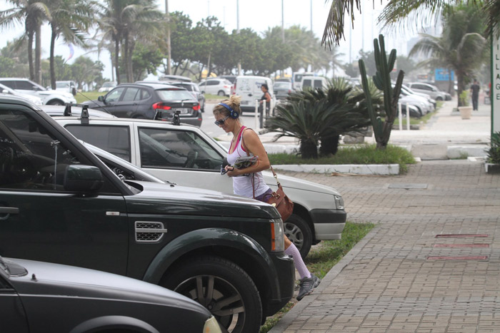 Christine Fernandes cumprimenta fotógrafo ao sair de academia na Barra da Tijuca