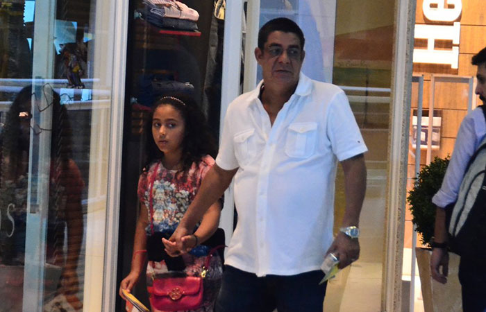 Zeca Pagodinho passeia pelo aeroporto Santos Dumont antes de viajar