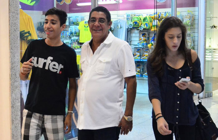 Zeca Pagodinho passeia pelo aeroporto Santos Dumont antes de viajar