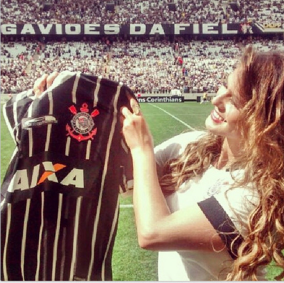 Lívia Andrade visita Arena Corinthians e ainda ganha camisa do time