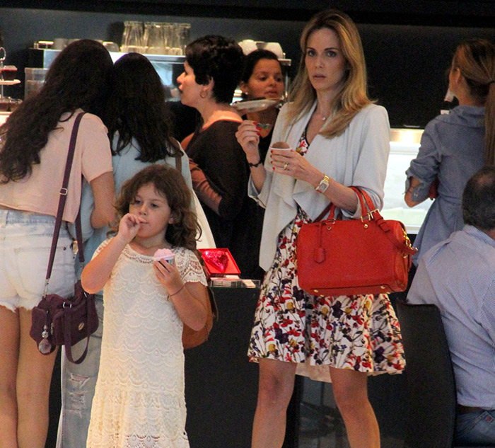 Ana Furtado toma sorvete com a filha em shopping carioca