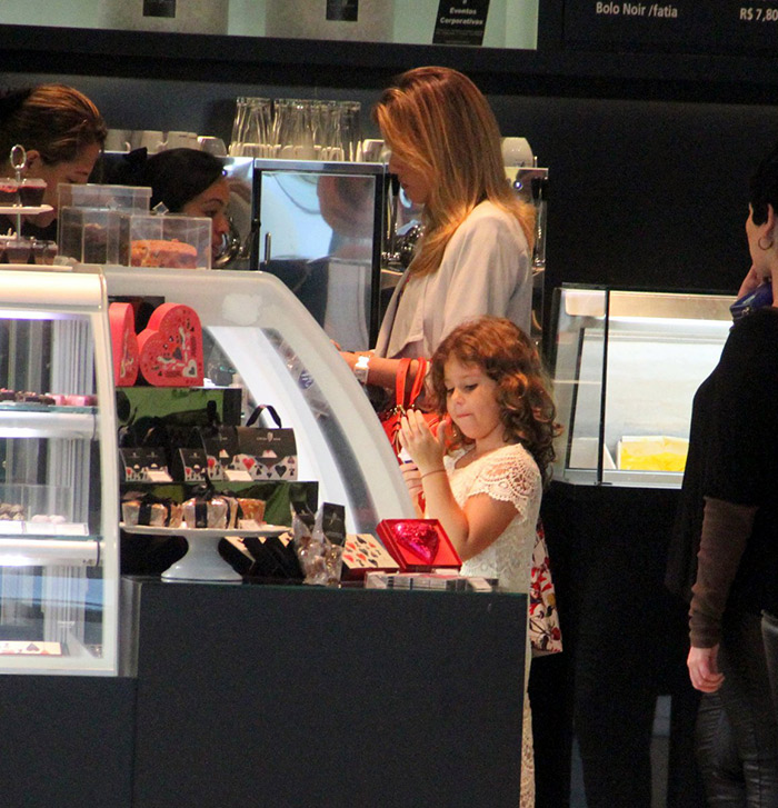 Ana Furtado toma sorvete com a filha em shopping carioca