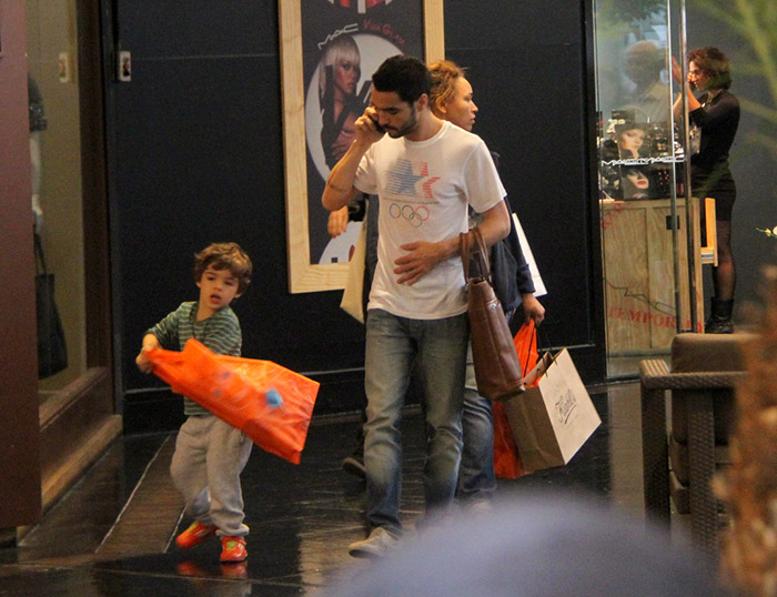 Caio Blat compra presentes para o filho em shopping do Rio