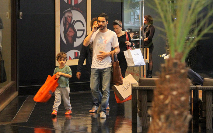 Caio Blat compra presentes para o filho em shopping do Rio