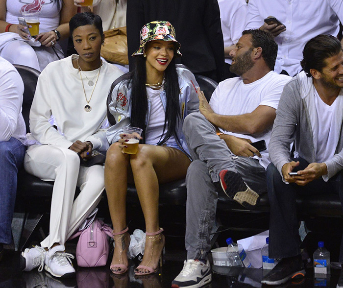 Rihanna esbanja estilo e curte jogo da NBA