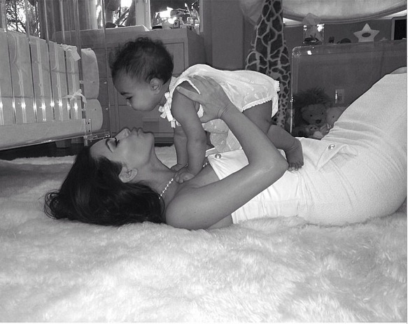 Kim Kardashian celebra primeiro dia das mães com a filha, North