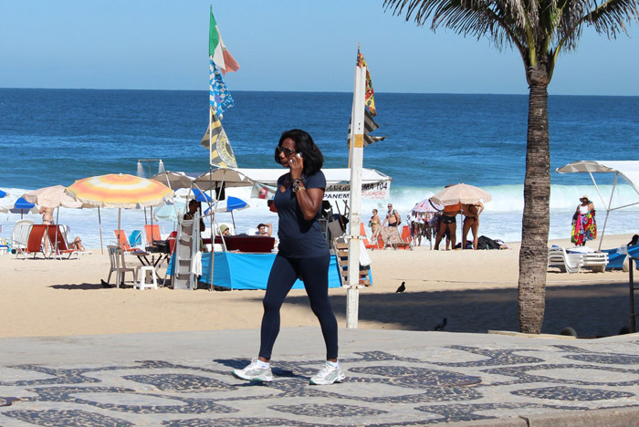 Glória Maria faz caminhada na orla de Ipanema