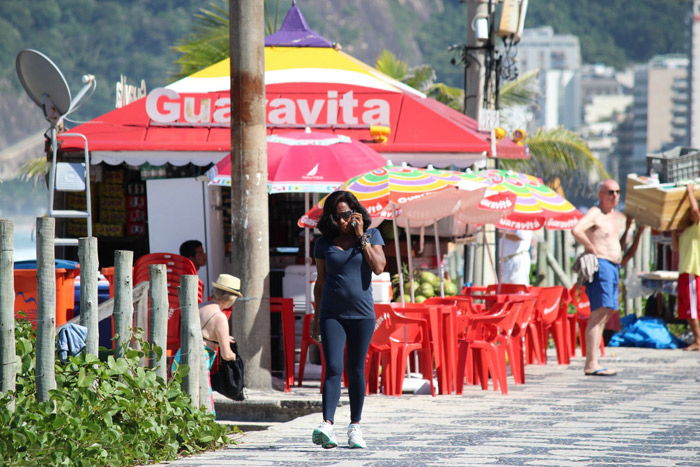 Glória Maria faz caminhada na orla de Ipanema