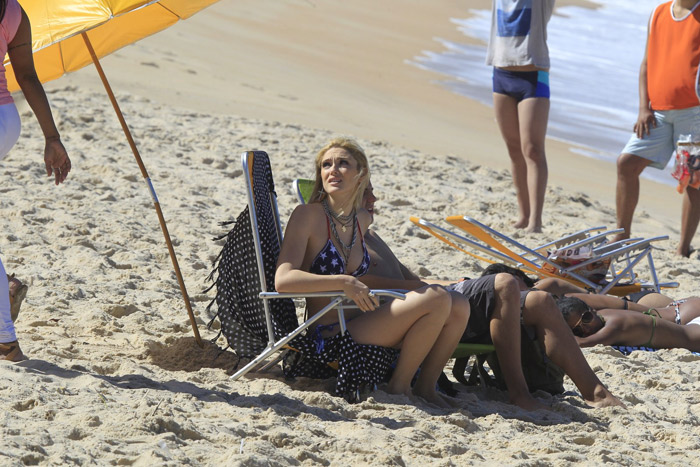 Isabelle Drummond, Humberto Carrão e elenco de Geração Brasil gravam em praia no Rio