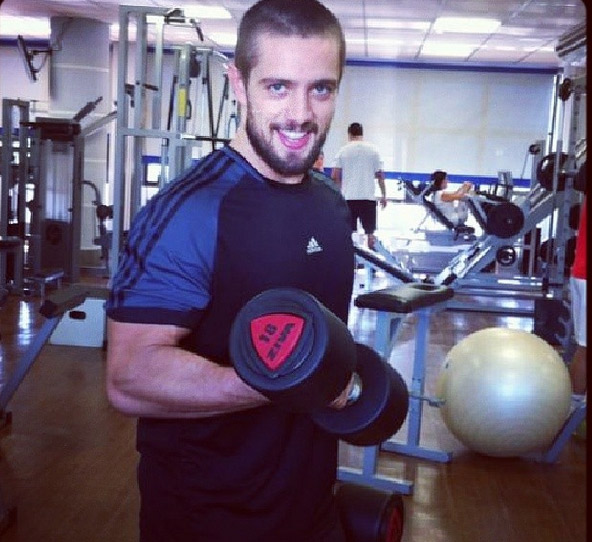 Rafael Cardoso pega pesado em dia de treino, no Rio