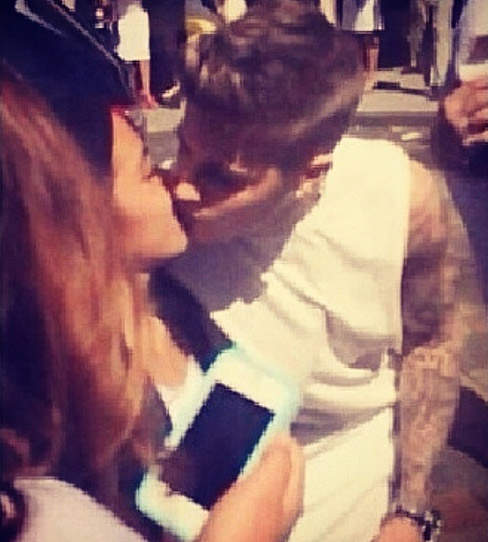 rouba beijo na boca de Justin Bieber