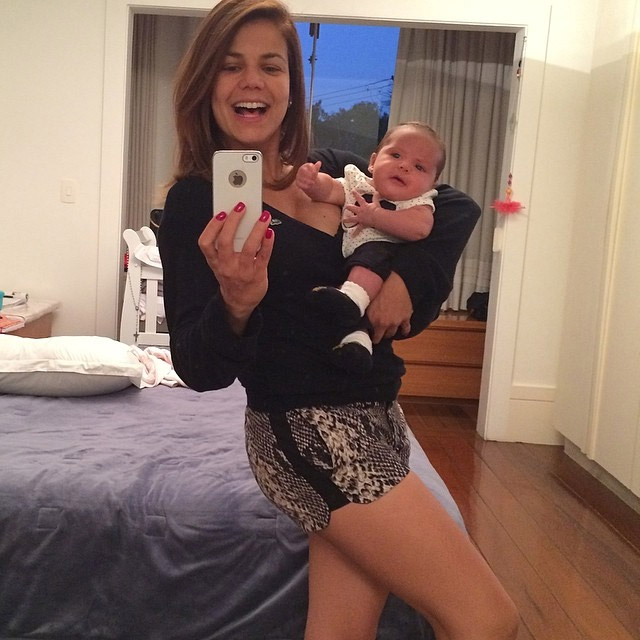 Nivea Stelmann se diverte em selfie com a filha