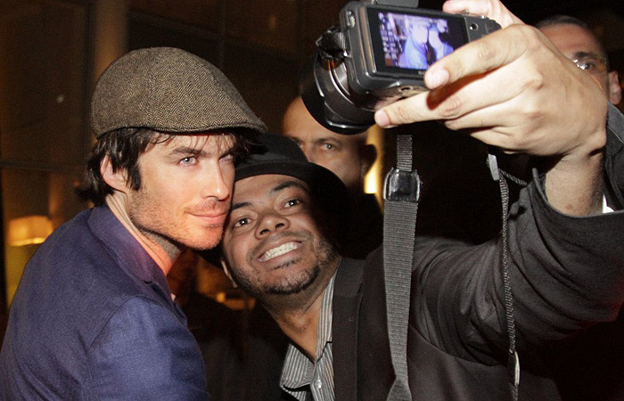 Ian Somerhalder, de Vampire Diaries, tira fotos com fãs na porta de hotel em SP