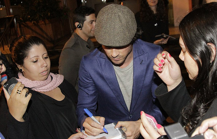 Ian Somerhalder, de Vampire Diaries, tira fotos com fãs na porta de hotel em SP