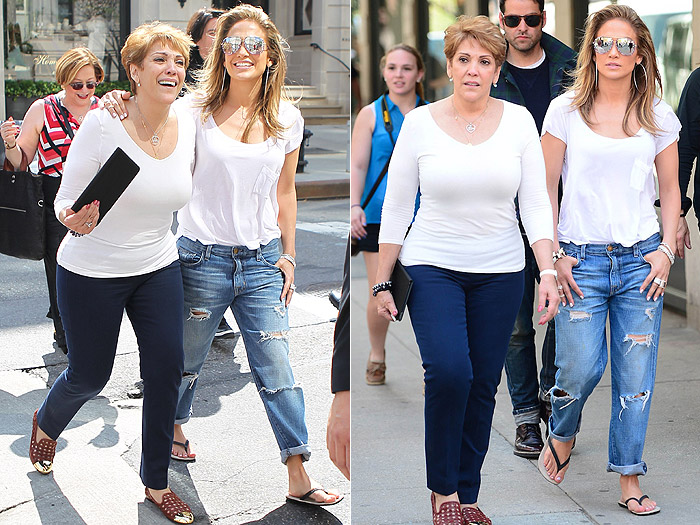 Jennifer Lopez almoça com sua mãe com look casual