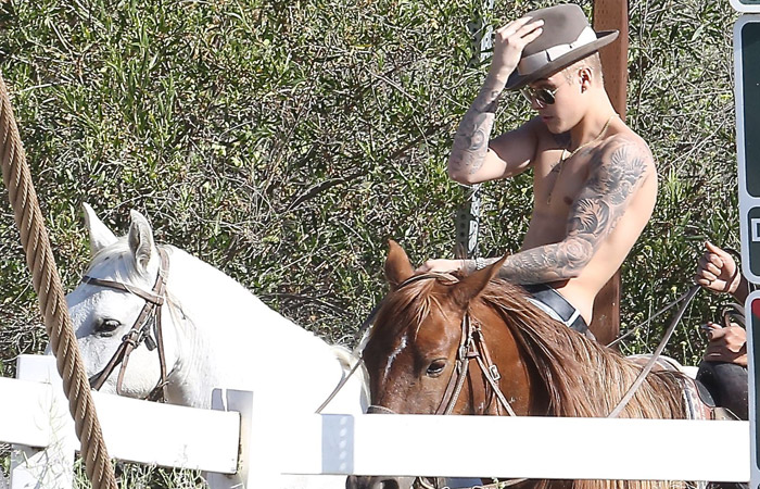 Sem camisa, Justin Bieber anda a cavalo em parque de Los Angeles