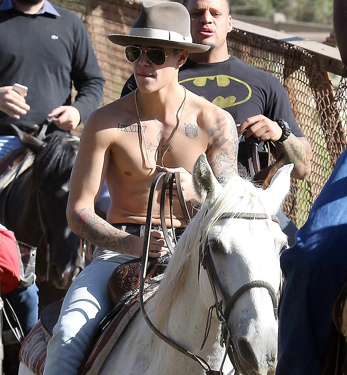 Sem camisa, Justin Bieber anda a cavalo em parque de Los Angeles