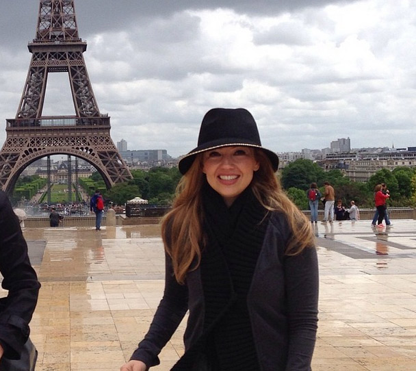 De férias, Thalía visita pontos turísticos de Paris