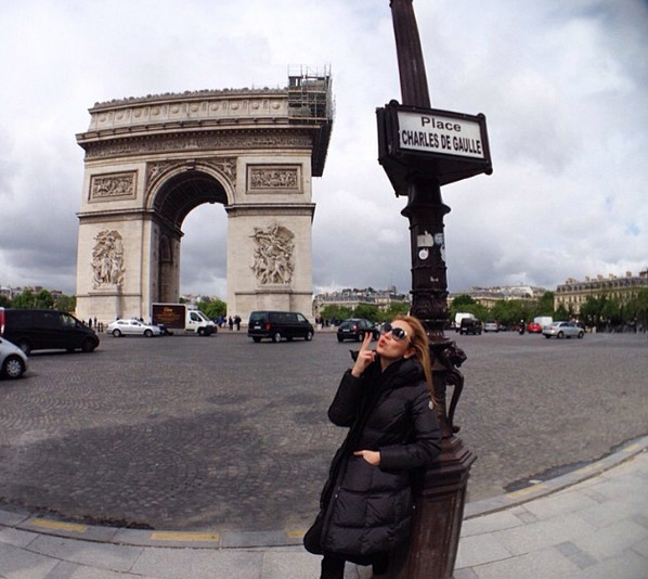 De férias, Thalía visita pontos turísticos de Paris