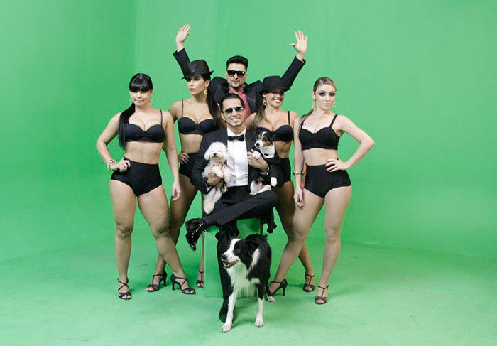 Boa pinta, Latino usa cachorros e mulheres para gravar seu novo clipe