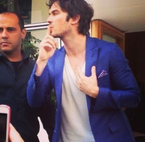  Ian Somerhalder pede para fãs não gritarem na porta de hotel em São Paulo