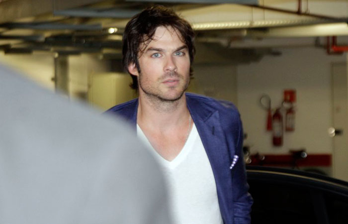 Cercado por fãs, Ian Somerhalder chega à reunião em São Paulo