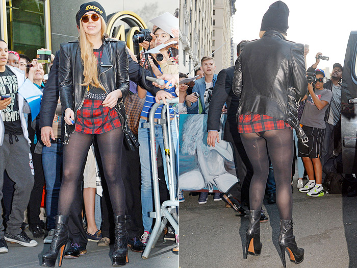 Lady Gaga leva apertão no bumbum de seu namorado em Nova York