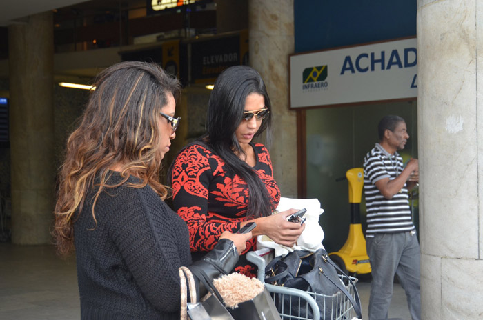 Débora Falabella aguarda na fila do táxi ao desembarcar no Rio