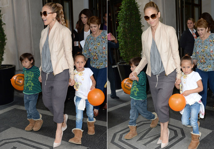Jennifer Lopez leva os filhos, Maz e Emme, para passear