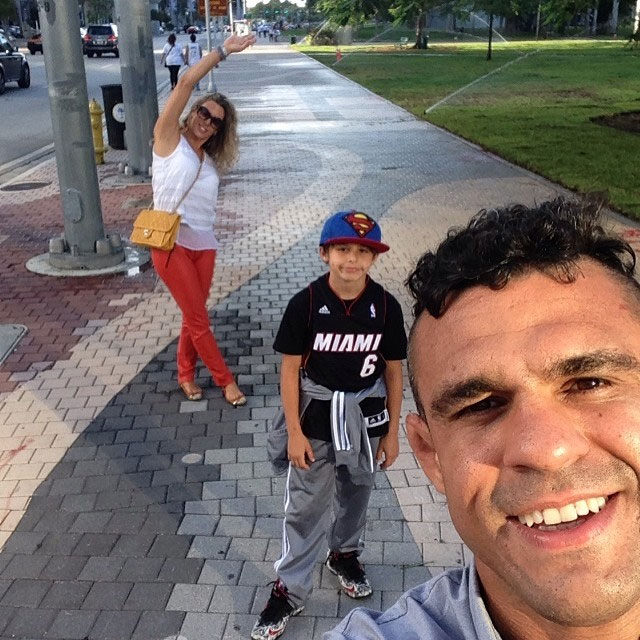  Vítor Belfort e Joana Prado curtem jogo de basquete com o filho, Davi
