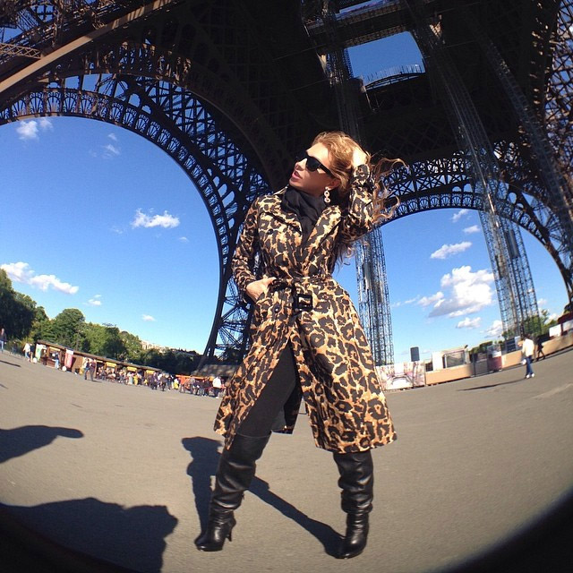 Com pose de madame, Thalía posa para novas fotos na Torre Eiffel