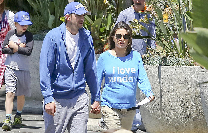 Mila Kunis não consegue esconder barriguinha durante passeio com Ashton Kutcher