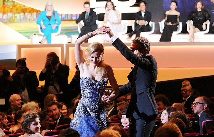 Nicole Kidman dança durante a abertura do festival de Cannes