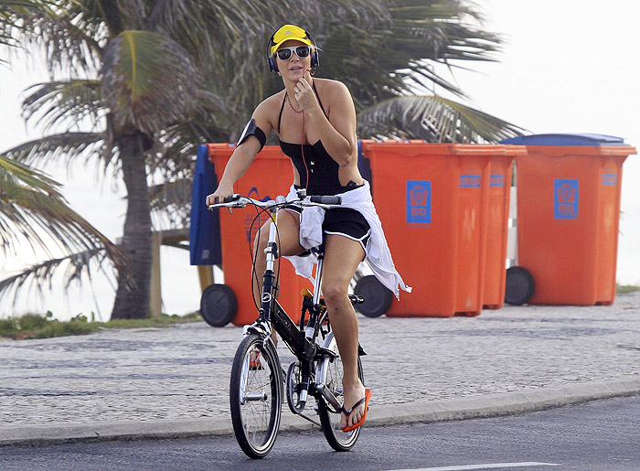 Christine Fernandes pedala na orla da Barra da Tijuca