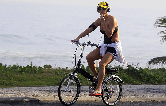 Christine Fernandes pedala na orla da Barra da Tijuca