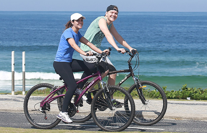 Michel Teló pedala com Thaís Ferzosa na orla carioca 