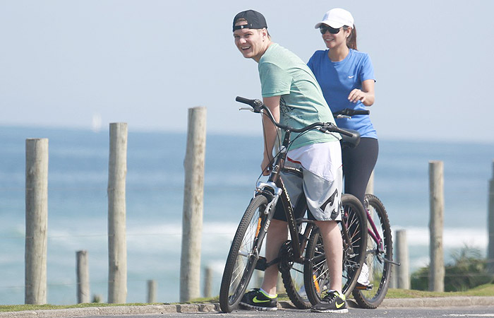 Michel Teló pedala com Thaís Ferzosa na orla carioca 