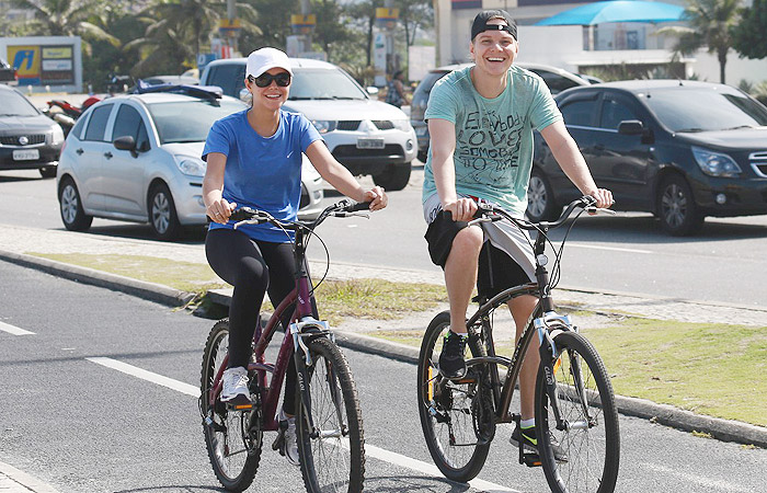 Michel Teló pedala com Thaís Ferzosa na orla carioca 