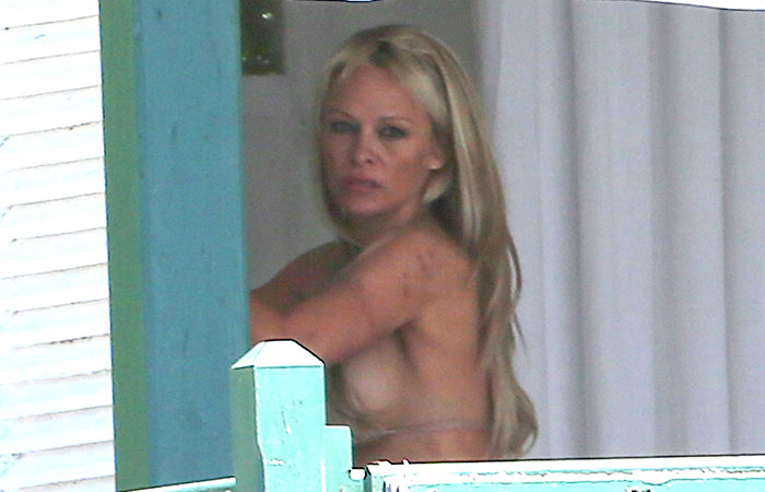 Pamela Anderson aproveita o sul da França com o marido, Rick Salomon